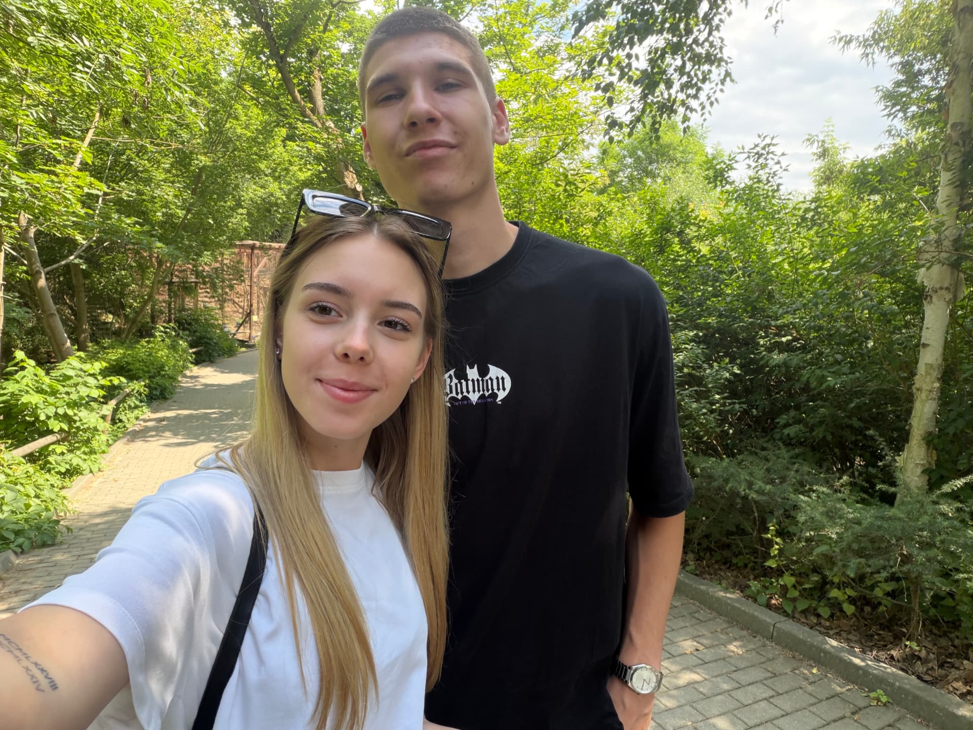 Olek i Weronika na spacerze wśród zieleni